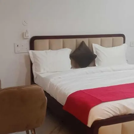 Sunny Retreat Near Karkarduma Court Hotel